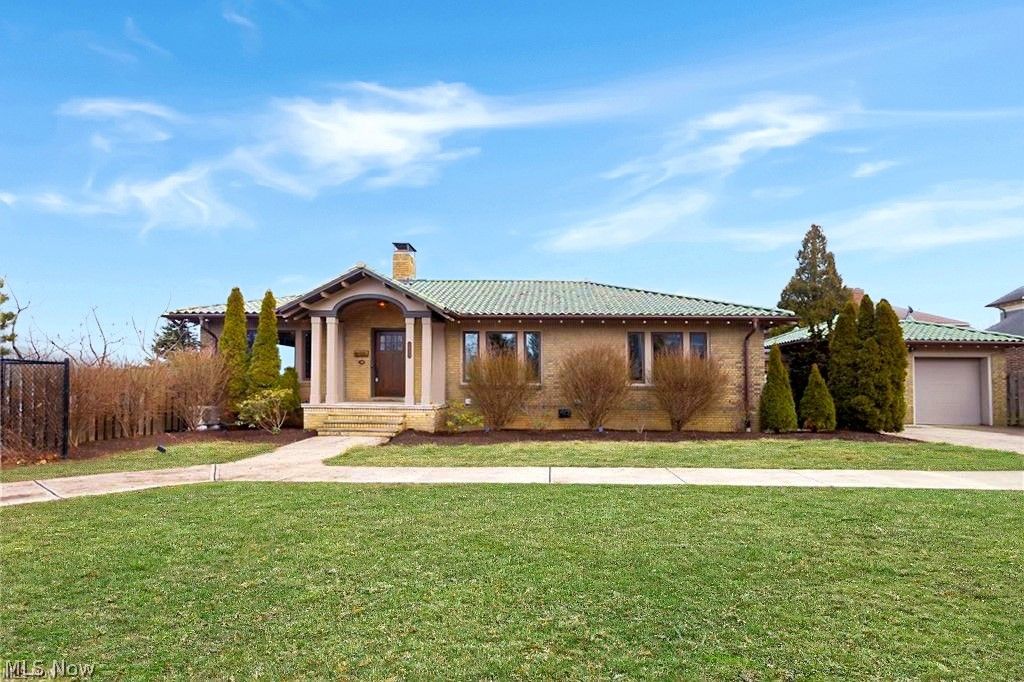 Photo of 1033 Summit Avenue, Lakewood, OH 44107 (MLS # 5188084)