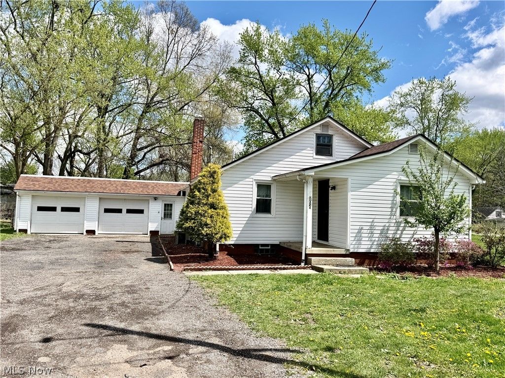 Photo of 324 Bechtel Road, Leavittsburg, OH 44430 (MLS # 5202572)