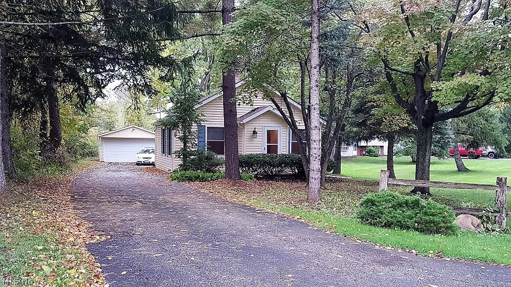 Super cute updated single family home with park like setting. Modern kitchen and bathroom. Generous sized bedrooms, and a unique, lofty, exposed beams layout. Spacious yard and close to highway. No smoking no section 8. all adult occupants must pass credit, income, criminal and eviction history screening. No section 8. $35 app fee. Owner may consider a slightly reduced rent for well qualified applicants agreeable to signing a longer term lease.