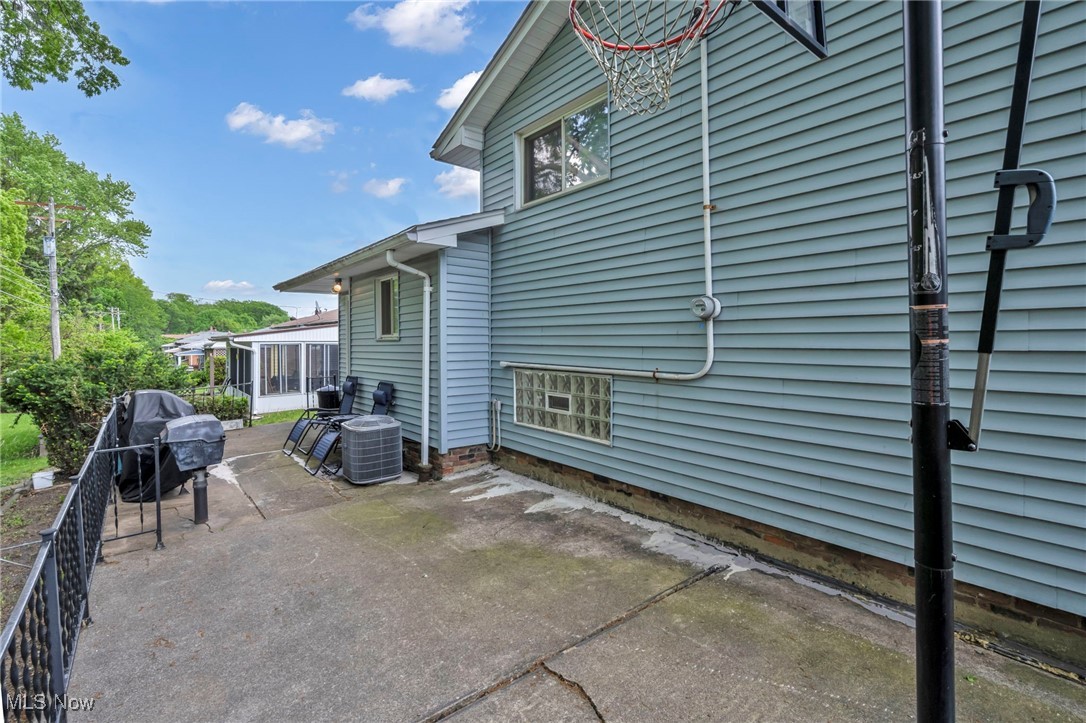 3226 Woodlawn Drive, Parma, Ohio image 33