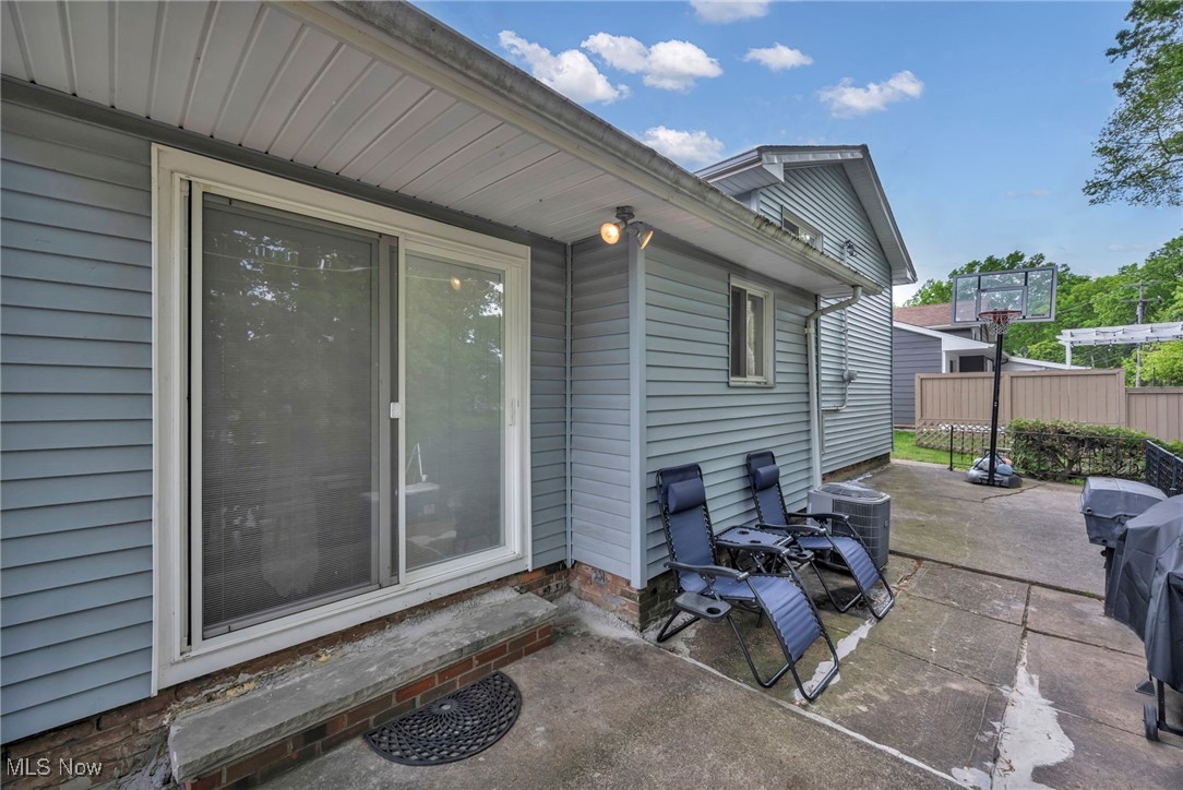 3226 Woodlawn Drive, Parma, Ohio image 31