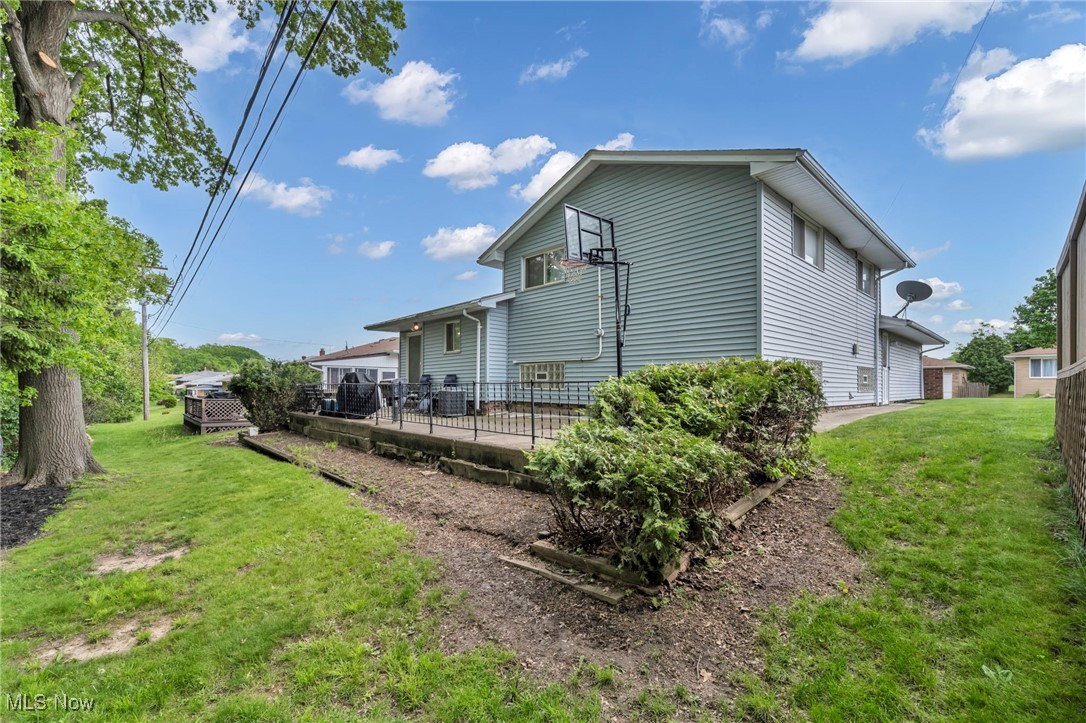 3226 Woodlawn Drive, Parma, Ohio image 34