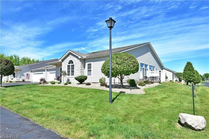 Looking for an ideal open concept floorplan with plenty of space all on one floor?  This fantastic residence, located in the highly desirable Statler Ridge Condo Assoc., is the definition of MOVE IN READY!  

Featuring 2 generous bedrooms, each with it's own walk-in closet & full bath, this home also boasts the perfect layout for entertaining.  The living room feels spacious & airy with sunlight streaming in through a large bay window & vaulted ceilings.  It flows from there unimpeded into a completely updated chef's-sized kitchen.  And this is no ordinary kitchen.  It's the HEART of the home!  Newer craftsman-style white cabinets are topped with granite countertops which allow for almost double the normal workspace to utilize & enjoy.  A coffee bar along with a bar-height serving area to sit & relax at round out the cook's space.  

If you are going to work hard preparing that sumptuous meal, why not have a place to enjoy it??  Here, you can!  The dining area overlooks the kitchen