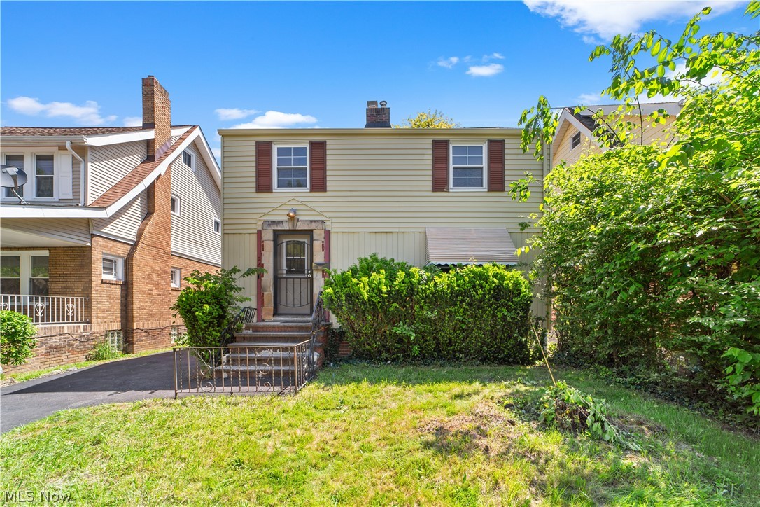 This charming colonial home in Cleveland Heights boasts recent renovations, including a new furnace, driveway, hot water tank, bathroom and kitchen, as well as a newer roof. With all theses features and a 75% tax abatement for the next 10 years, this home is an exceptional find. It comes fully equipped with a stove and refrigerator, making your move in process seamless. With its unattached one-car garage, three bedroom and one bathroom, along with hard wood floors throughout, it offers both comfort and convenience.
Seller will transfer free and clear of city point of sale violations.
OPEN HOUSE June 1st, 10AM-2PM