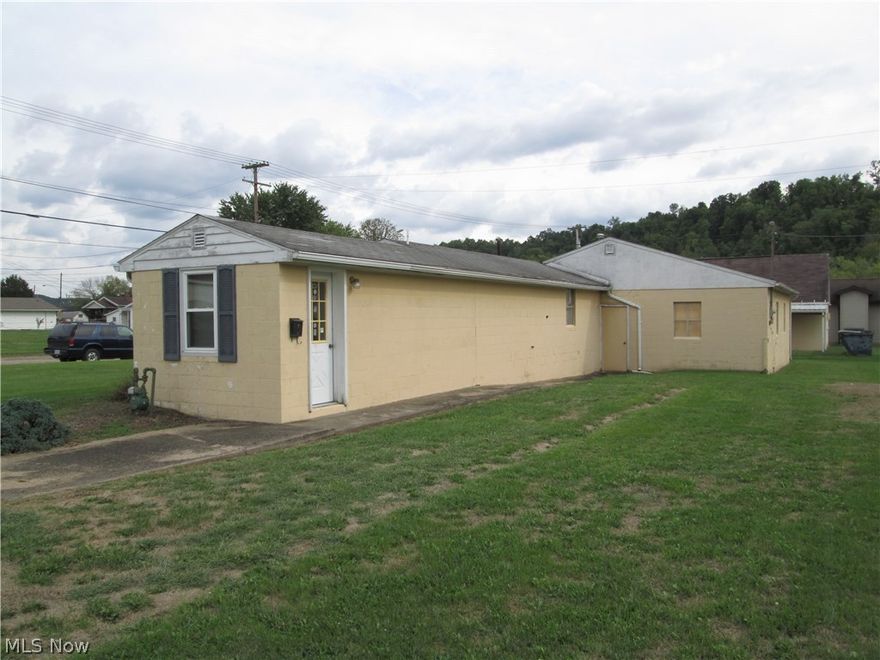 Great location for business, just off Southgate Parkway.