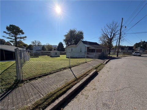 Tiny photo for 1318 Dillaway Street, Parkersburg, WV 26101 (MLS # 5255306)