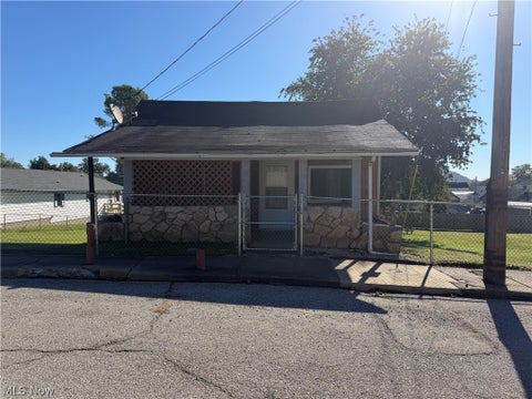Photo of 1318 Dillaway Street, Parkersburg, WV 26101 (MLS # 5255306)