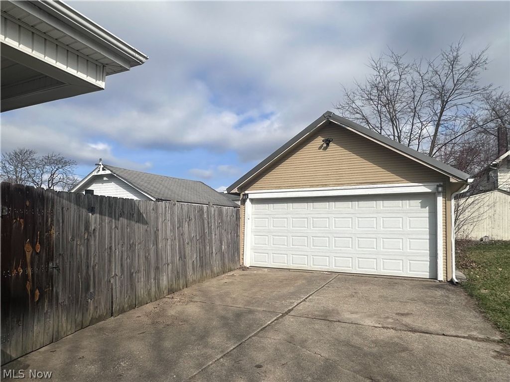 Photo of 114 Townsend Avenue, Girard, OH 44420 (MLS # 5192036)