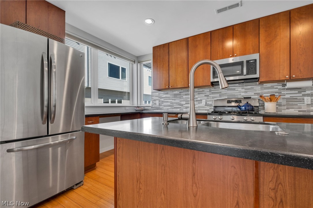 Battery Park Twnhms Condo - Residential