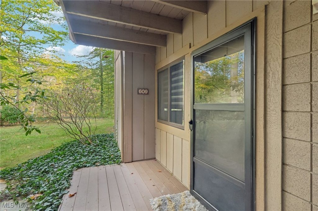 Photo of 609 Meredith Lane, Cuyahoga Falls, OH 44223 (MLS # 5164685)