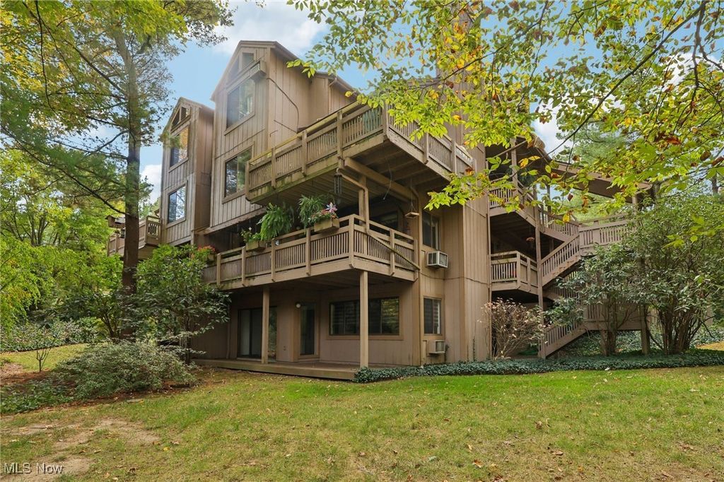 Photo of 609 Meredith Lane, Cuyahoga Falls, OH 44223 (MLS # 5164685)