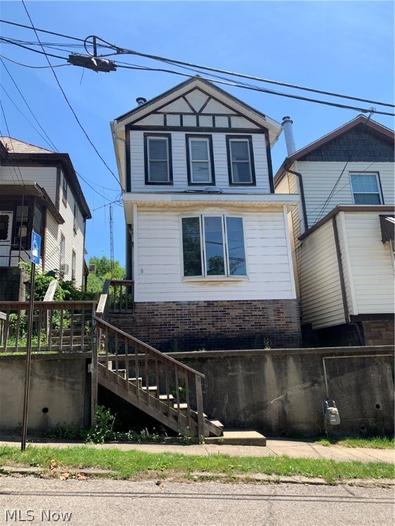 The seller has requested to sell this property in a package deal along with a neighboring single family home (refer to 706 Morton - mls# 4290107). This would be an excellent opportunity to own your own house and have a duplex to give you some cash flow. OR a great chance to capture multiple rental properties for your current portfolio.