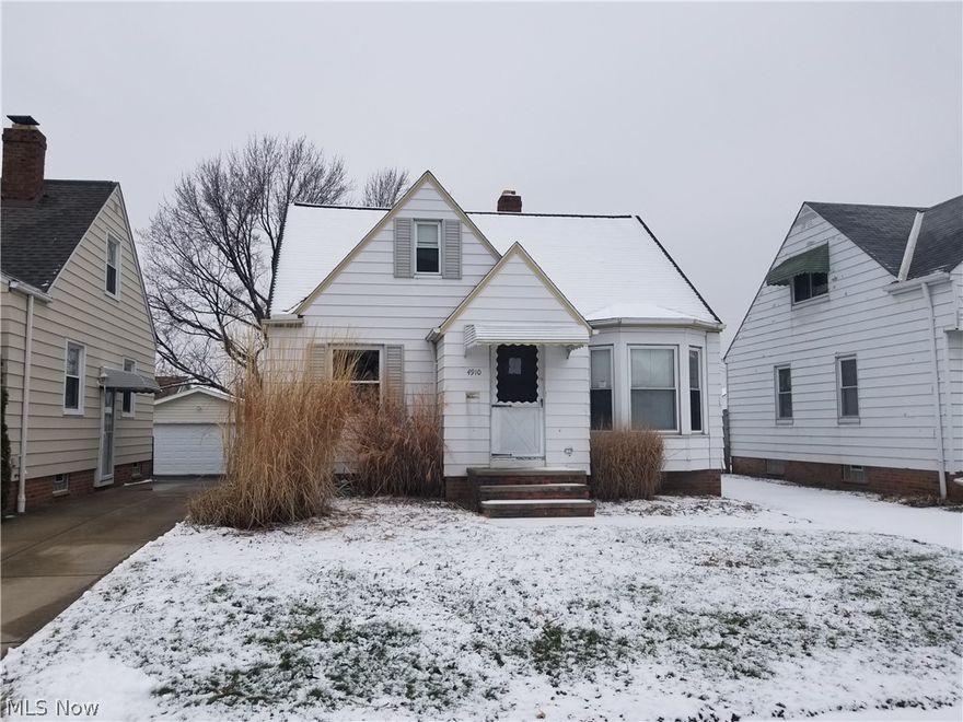 Fantastic opportunity!  Dont Miss this 3 bedroom 2 full bath home in Parma.   Half finished basement with full bath and spa tub.   2 Car detached garage.   Dont Miss it!