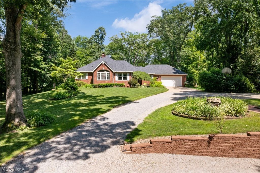 Photo of 10400 Stoneacre Street NW, Canal Fulton, OH 44614 (MLS # 5208829)