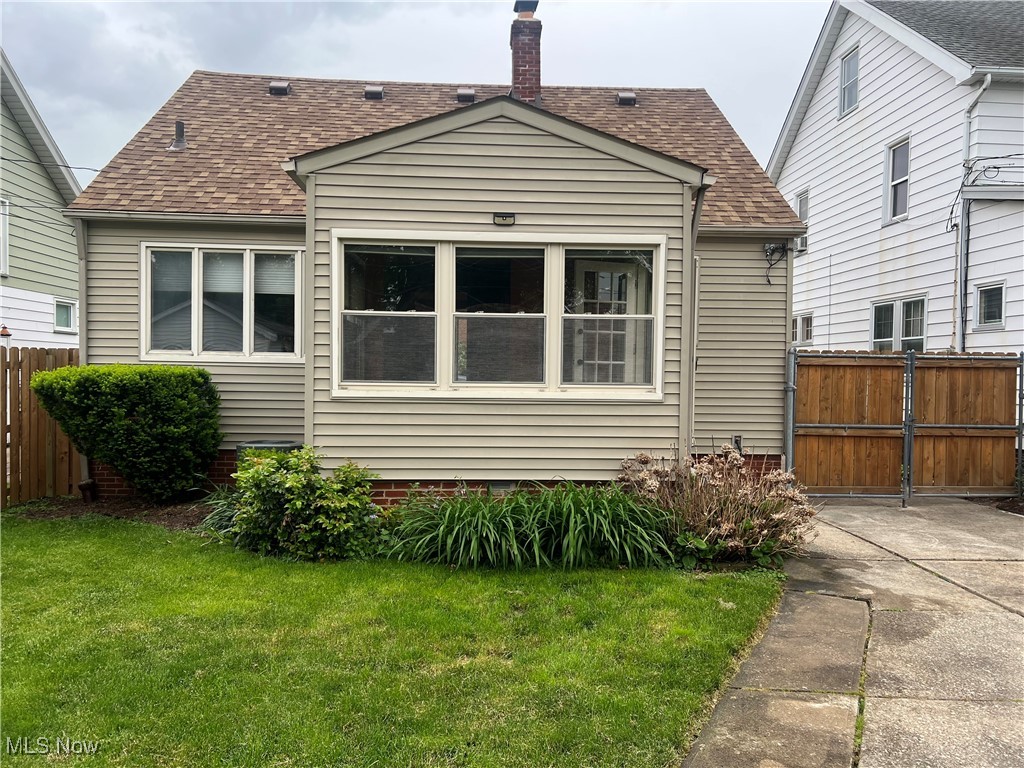 7506 Renwood Drive, Parma, Ohio image 13