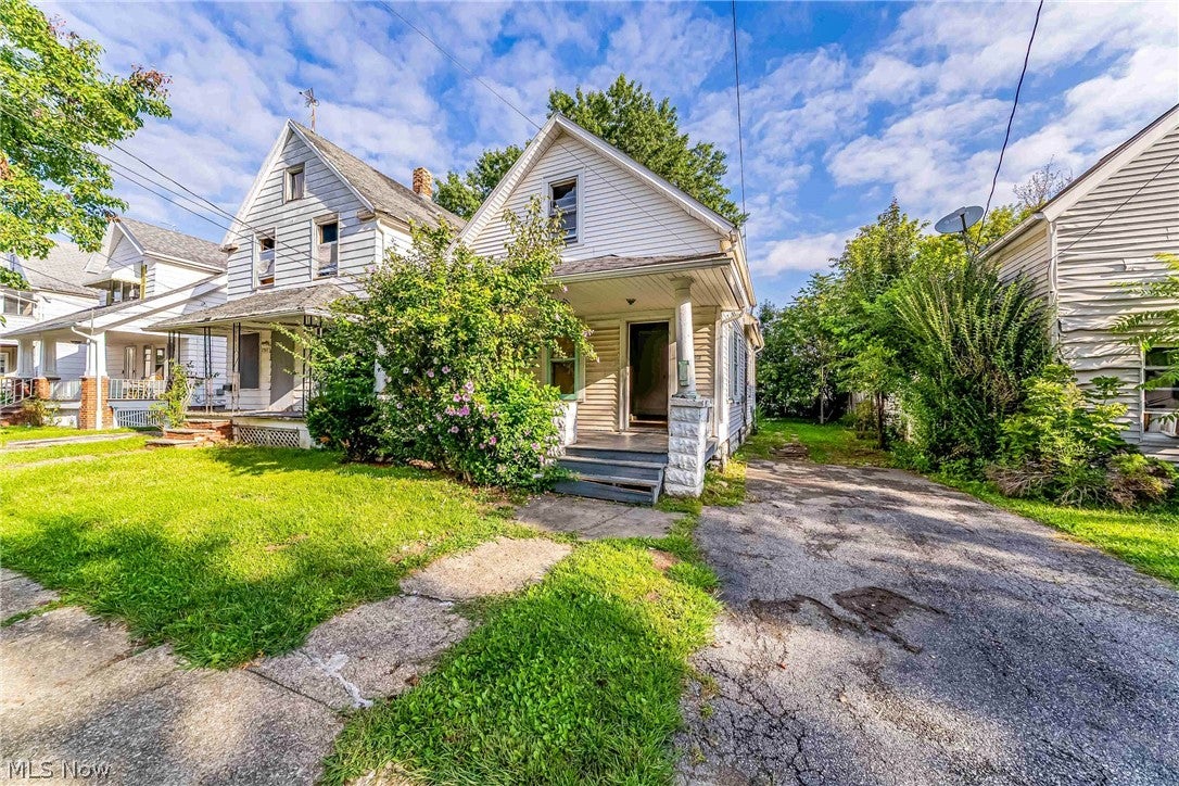 2908 Roanoke Avenue