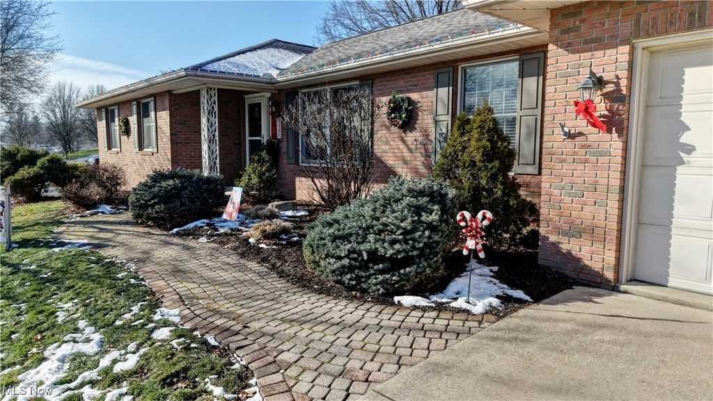 Photo of 1006 Glen Drive NE, New Philadelphia, OH 44663 (MLS # 5177996)
