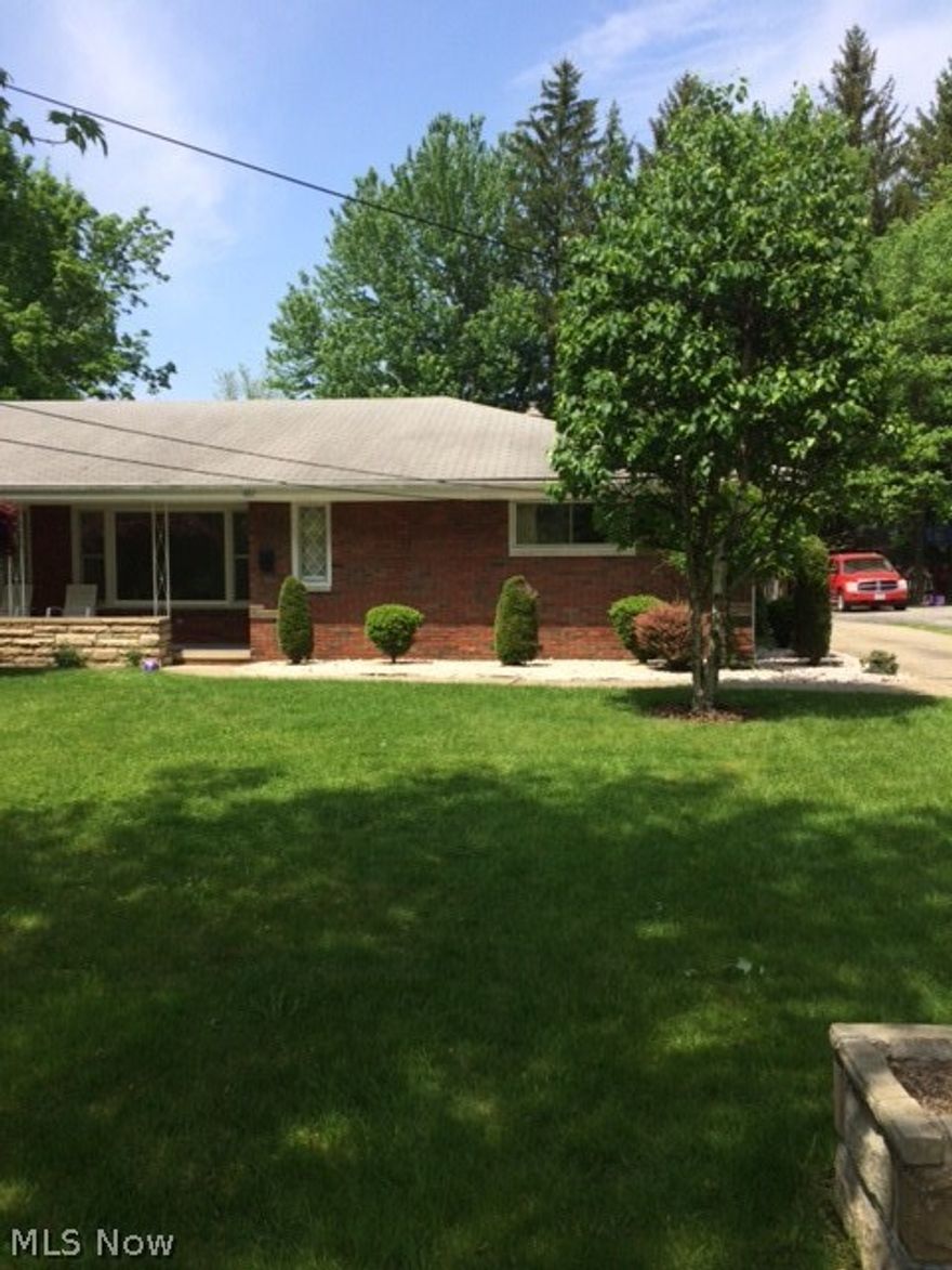 Boardman Ranch Style Duplex with Large Living rm, Family rm, Dining rm & Eat-in Kitchen with Appliances. 2 Spacious Bedrms, Office or Additional Bedroom, 2 Full Baths, Central Air, Laundry room with Washer & Dryer, Full Finished Basement with Full Bath, Enclosed Garage, Central Air, Pets Considered and More! Call Now!