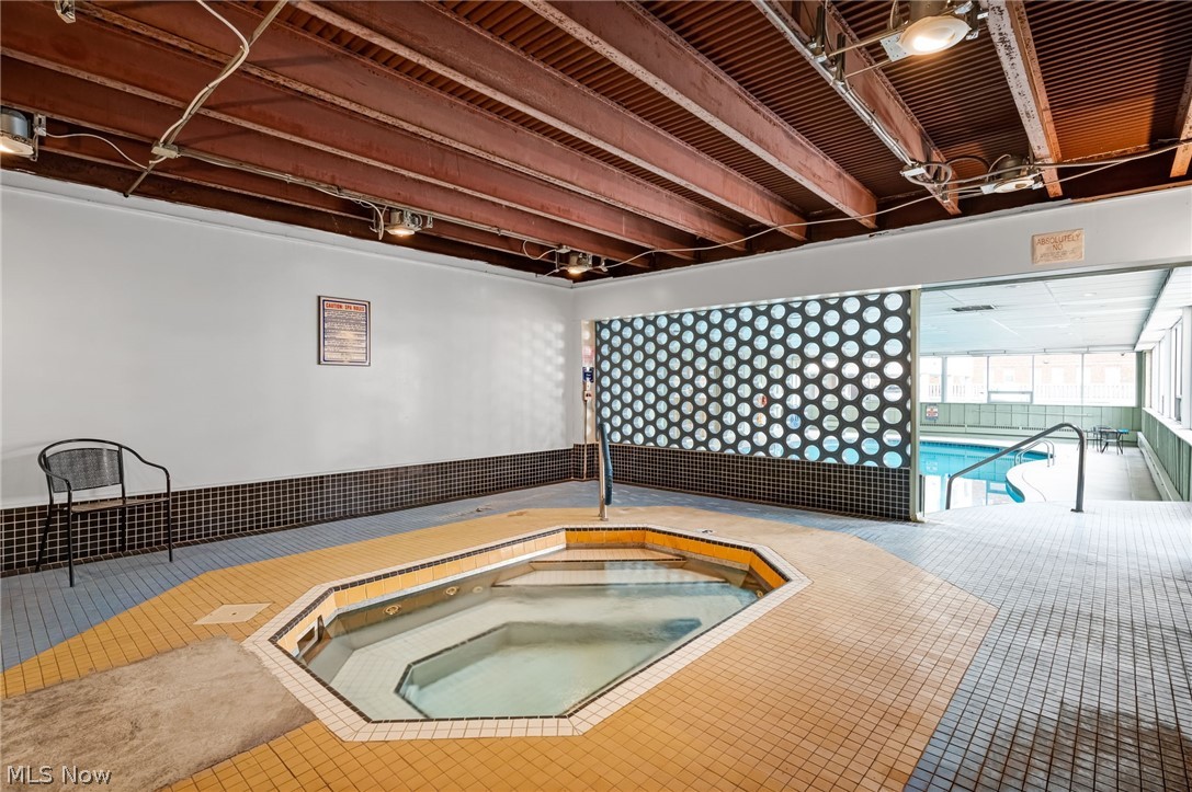 Lake Edge / West Chateau Condo - Residential