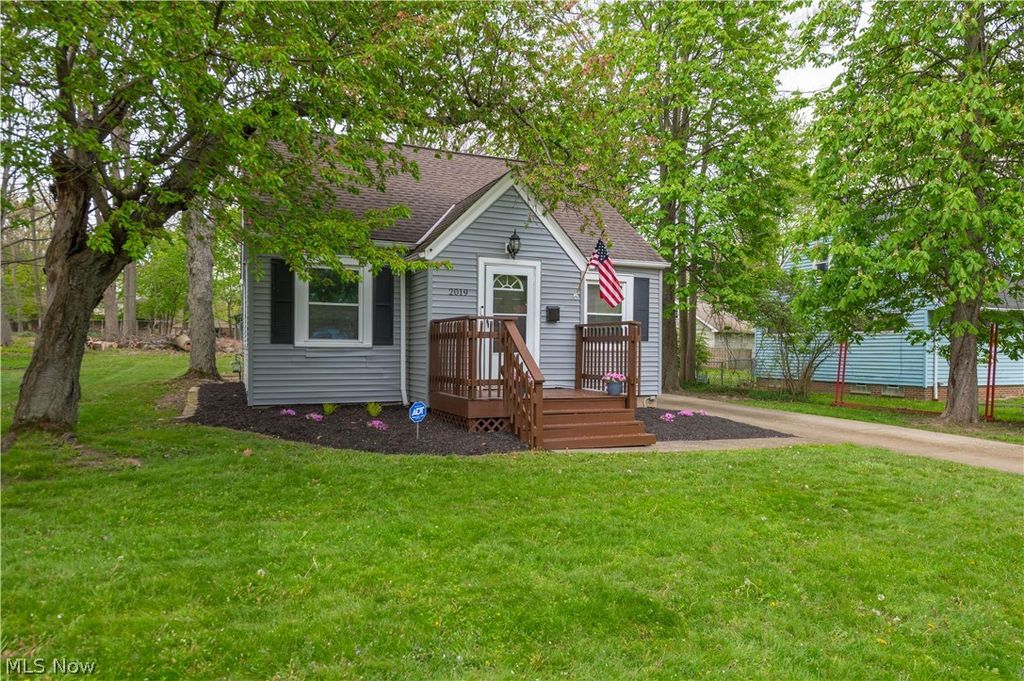 Photo of 2019 Beverly Hills Drive, Richmond Heights, OH 44143 (MLS # 5206994)