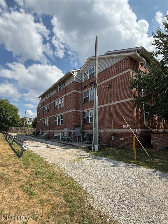Brick apt building only a few years old directly across the street from grocery, restaurants and UA Football field. Central ac, 2 beds, 1 bath. Plenty of space. 3 story building. Exterior entrances. Plenty of parking. $50 app fee per adult. 1 year lease. Must see only a couple left! New management! 1st floor units $1125. 2nd floor units $1200. 3rd floor / story units $1275.