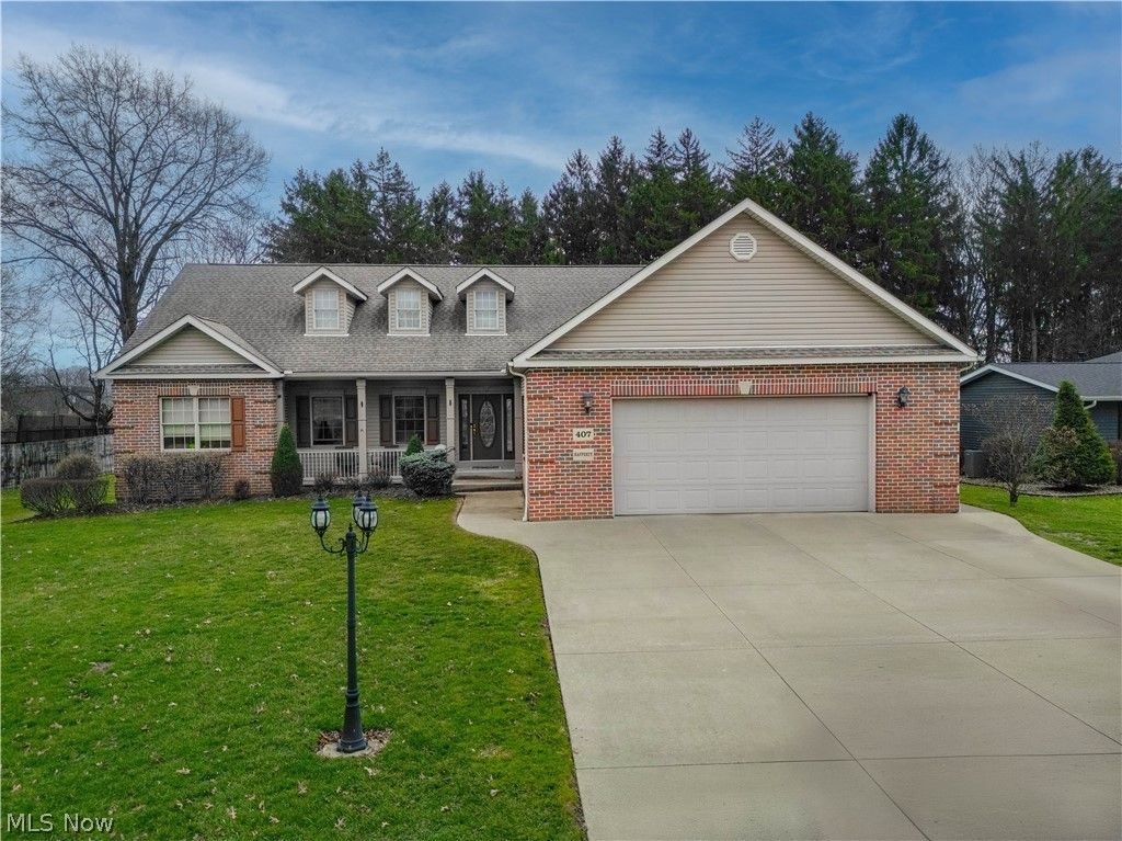 Photo of 407 31st Street SW, Barberton, OH 44203 (MLS # 5191943)