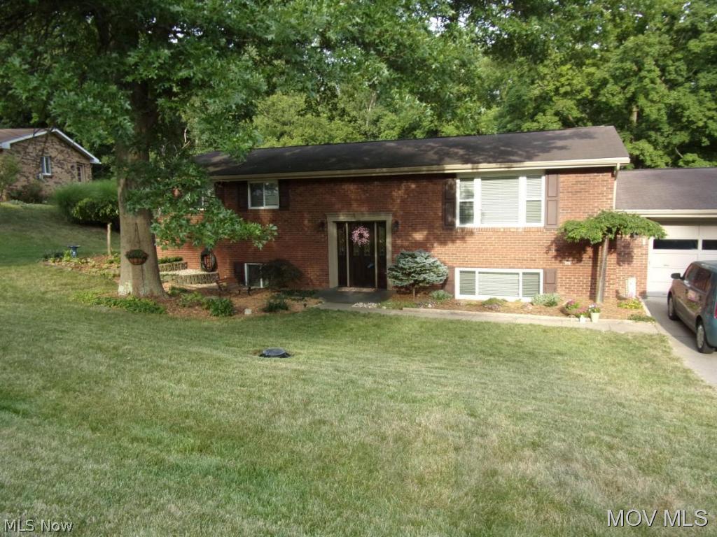 Not your typical split foyer-open floor plan in kitchen, dining & living room areas and continues to the upper deck area. Beautifully updated kitchen & baths. Fenced back yard, patio from rec room.Walnut Shade subdivision #793 Elem: Putnam Elementary School Elem/Bus: N JrHigh: Marietta Middle School School JrHigh/Bus: Y High: Marietta High School High/Bus: Y Fire: VOL Police: SHF ;SQFT=Fin L1:1250, Fin Bsmt:1200, Fin Above:1450, Fin Total:2650, Unfin Bsmt:250, Unfin Above:250;GAR= 2 Car Att
