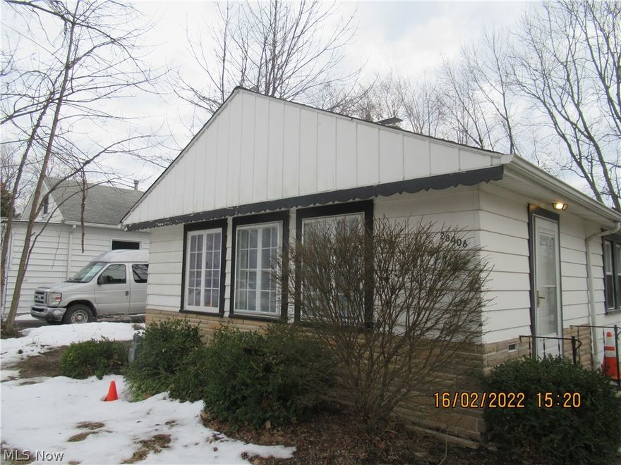 Nice 3 bedroom, 1 bath 2 1/2 car garage home with great floor plan.  Close to the lake walking distance and so much more excellent location.