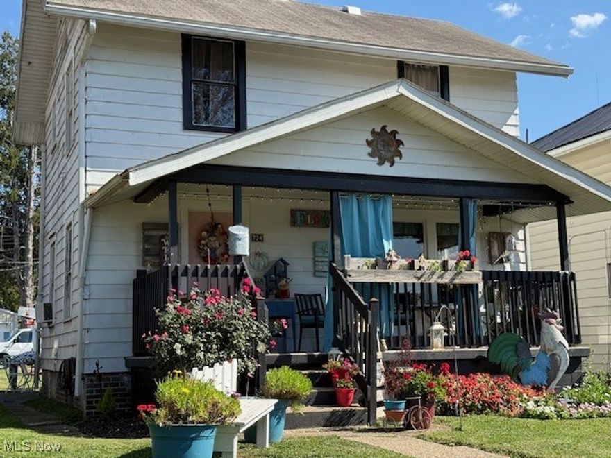 2 story home offering 3 bdrms, 1 bath, eat in kitchen, living room, nice size foyer.  This home could be part of a package deal including 27 Cemetary, 1264 Linden Ave, 1019 Adair Ave., 919 Sunset Ave.   All 5 homes can be bought for one price.
Call your favorite realtor for details.