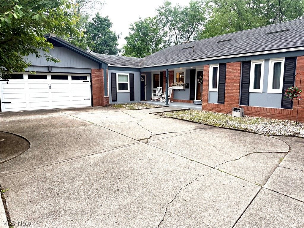 Photo of 568 Northlawn Drive, Youngstown, OH 44505 (MLS # 5211707)