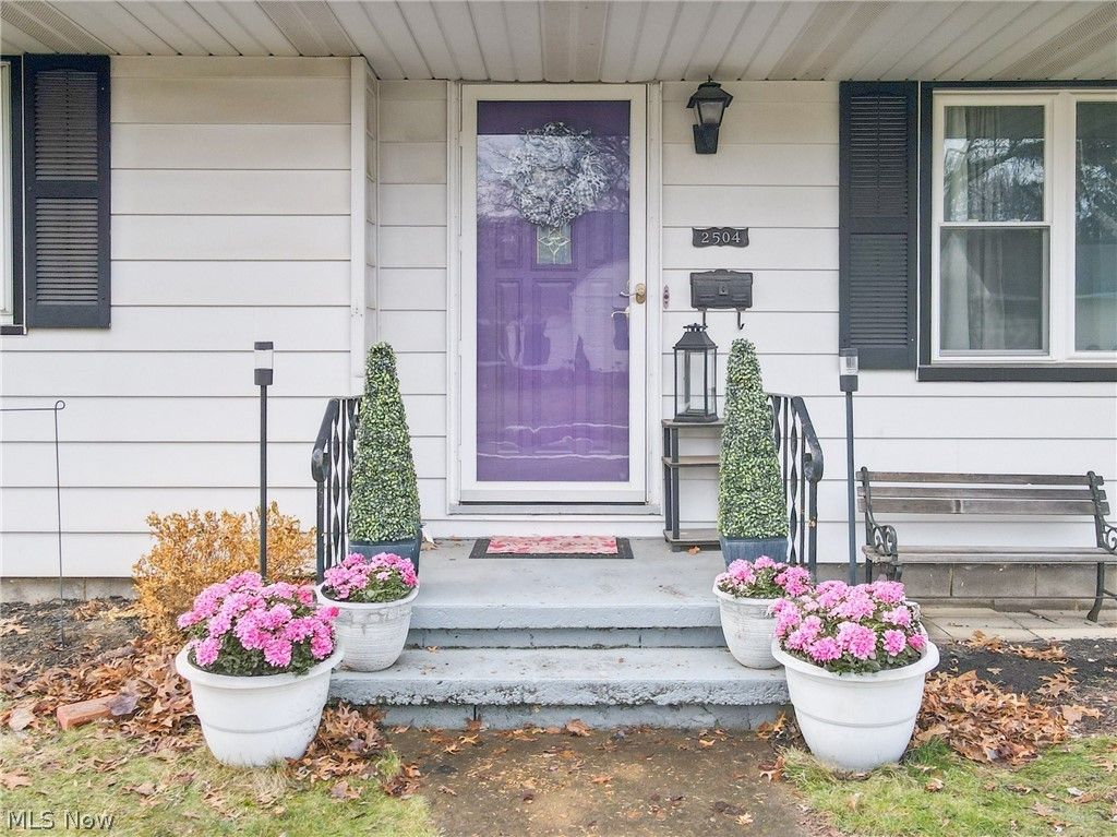 Photo of 2504 17th Street, Cuyahoga Falls, OH 44223 (MLS # 5187422)