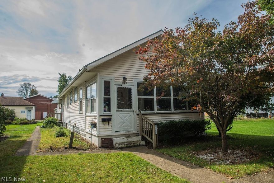 Looking for first floor living?  Well don’t miss out on this 3 bedroom one bath in the hart of Brewster!  This ranch style home is situated on a double lot, is just a few minutes to the park, grocery store, and much more.