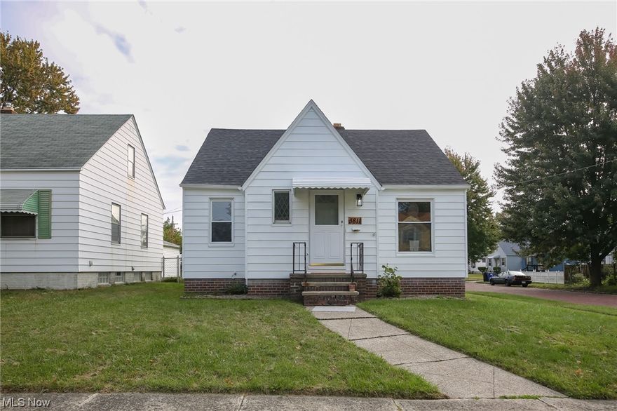 WELCOME HOME. NOTHING TO DO BUT MOVE IN.
NEWER ROOF (COMPLETE TEAR OFF), NEWER HVAC SYSTEM, NEWER KITCHEN, AND BATHROOM. FINISHED BASEMENT ALLOWS FOR EXTRA LIVING SPACE OR STORAGE. CONVENIENTLY LOCATED. EASY ACCESS TO HIGHWAYS. ALL APPLIANCES STAY. ONE YEAR HOME WARRANTY PROVIDED.