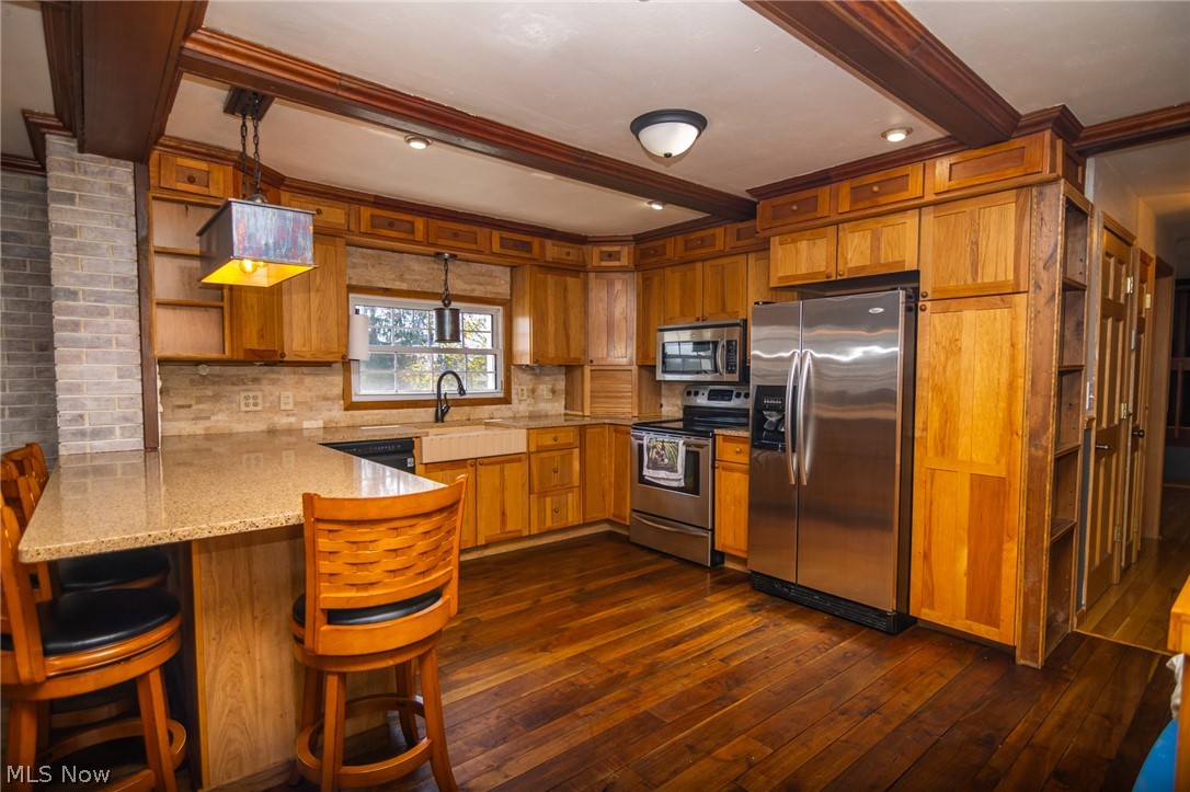 Main image without alt text