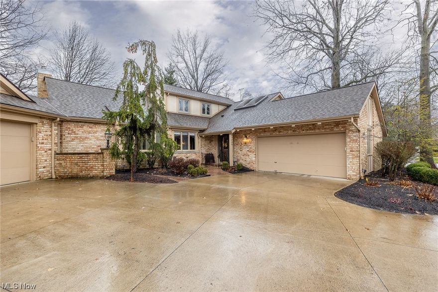 2371 sq ft. beautifully decorated. Close to shopping & parks. Back patio 22 by 17 with beautiful wooden. New roof & insulation, furnace, air conditioner & hot water tank. Windows, doors & fireplace 2014.