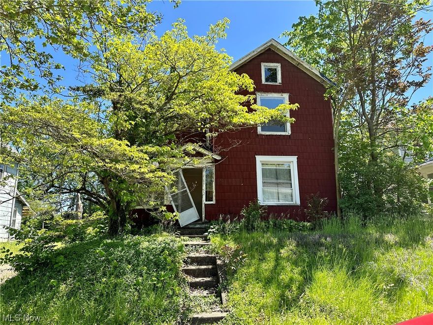 Handyman special!!! Each unit has 2 bedrooms, 1 bath and a full kitchen. Full basement for extra storage.