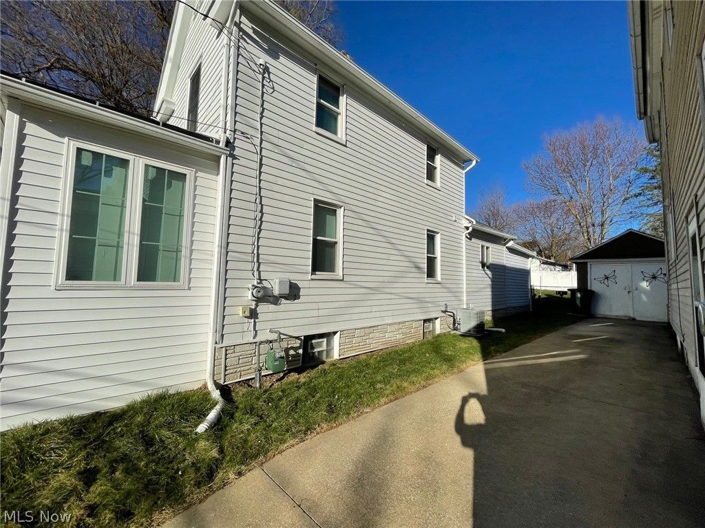 Photo of 1215 Sherman Street, Akron, OH 44301 (MLS # 5192134)