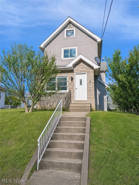 Photo of 33 Hyde Avenue, Niles, OH 44446 (MLS # 5221343)
