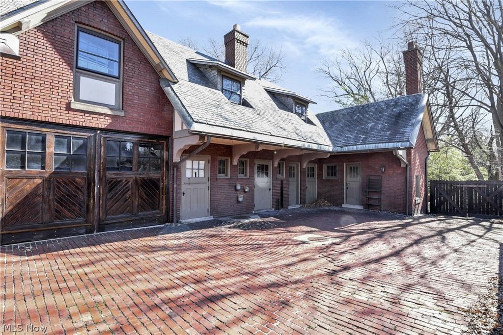 Photo of 10 E Hanna Lane, Bratenahl, OH 44108 (MLS # 5191524)