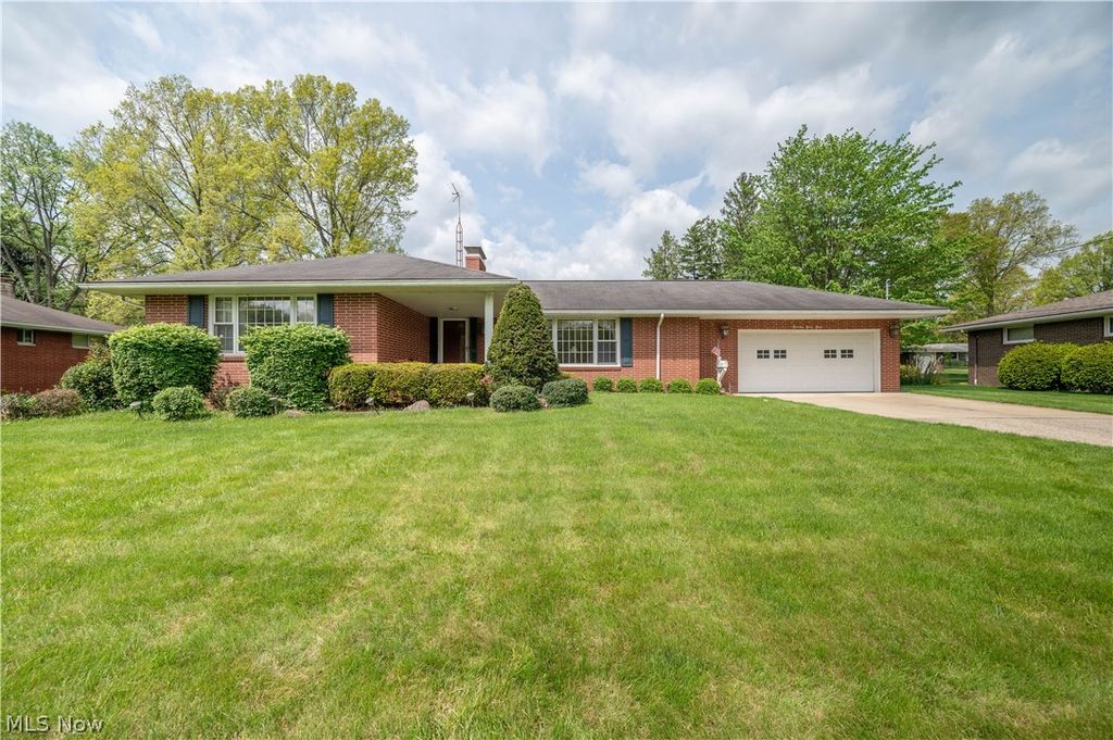 Photo of 1498 Brantford Drive, Youngstown, OH 44509 (MLS # 5206067)