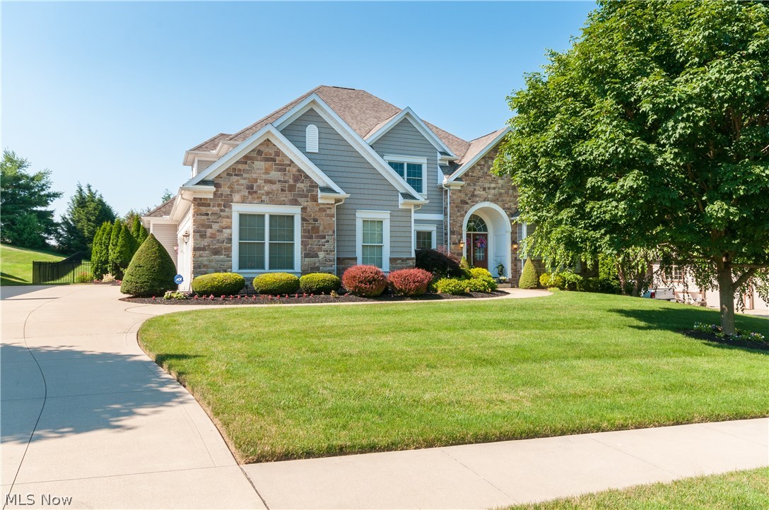 Custom built by Memmer Home located in a great neighborhood. Large kitchen, 2 story, great room, new carpet 2015, fresh coat of paint. Duct work cleaned, new hot water tank. Great room with custom book shelves