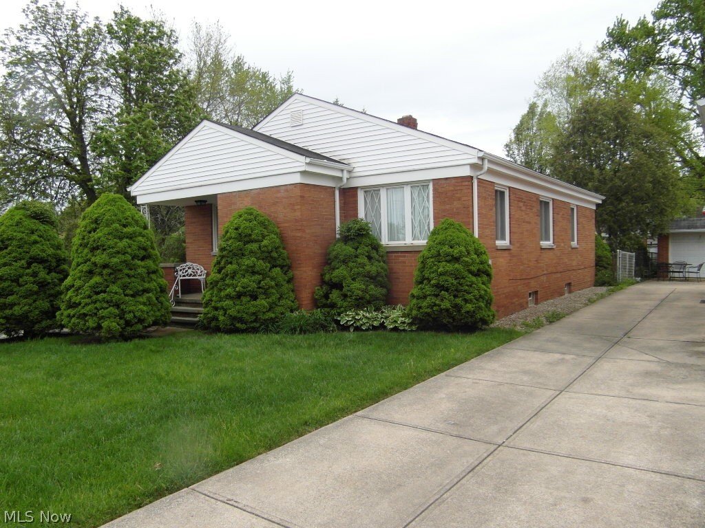 Charming super nice spacious brick ranch style home all moderate updates completed for move in ready comfort living. privacy on a dead-end street. Main level has 3 bedroom, newer full bath, living room, dining room and updated kitchen with new countertops, ceramic tile backsplash and newer built- in stainless steel appliances. Lower level is a full finished theater room featuring a bar and fireplace plus bonus
room area and separate office, bath w/shower. Newer vinyl windows, doors, carpet & blinds. Updated plumbing & electrical, New furnace (2019 - new garage door openers (2020) Good sound solid home. PLUS FEATURE !!!!! Extra buildable Lot Adjacent parcel #544-15-126 to House is combined as one lot one parcel great for family gathering gorgeous shrubs surrounding property great privacy. This is truly a one of the kind ranch did I mention Brick !!!!!!!
motivated seller will pay reasonable buyer closing cost.