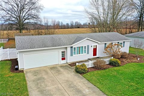 Homes For Sale - 9812 Deltona Drive<br/> Mahoning County, New Middletown, OH 44442