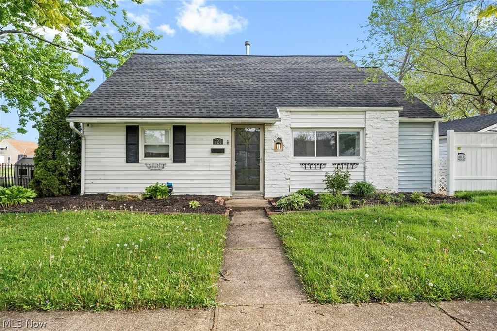 Photo of 921 Euclid Avenue, Lorain, OH 44052 (MLS # 5204402)
