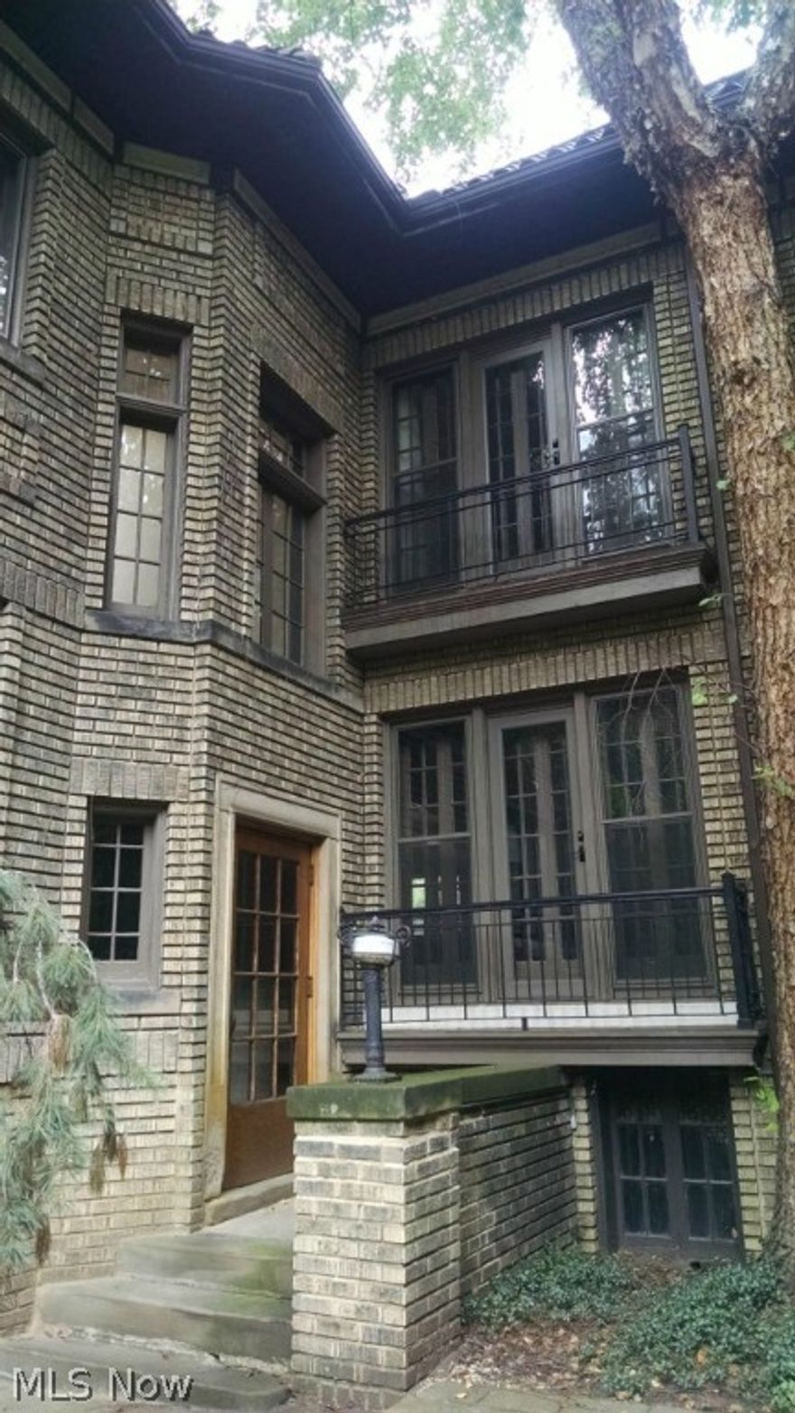 Lovely sun-filled unit with full on courtyard view. Mature trees and lush grounds surround. Unique floor plan with many windows (with newer drapes and blinds!) and spacious rooms.  Updated kitchen with granite counter tops and laundry, also central air and hardwood floors throughout the unit. Includes one assigned exterior parking space directly behind the unit.  Close to Coventry, Cedar-Fairmount, & University Circle. Walkable to everywhere. Lowest monthly fees around and located in a great spot in town!