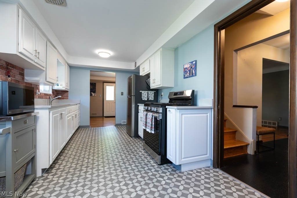 Photo of 5180 Thornbury Road, Lyndhurst, OH 44124 (MLS # 5205364)