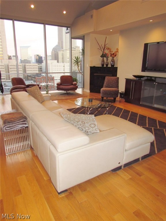 Pinnacle Condo Ph 02a - Residential