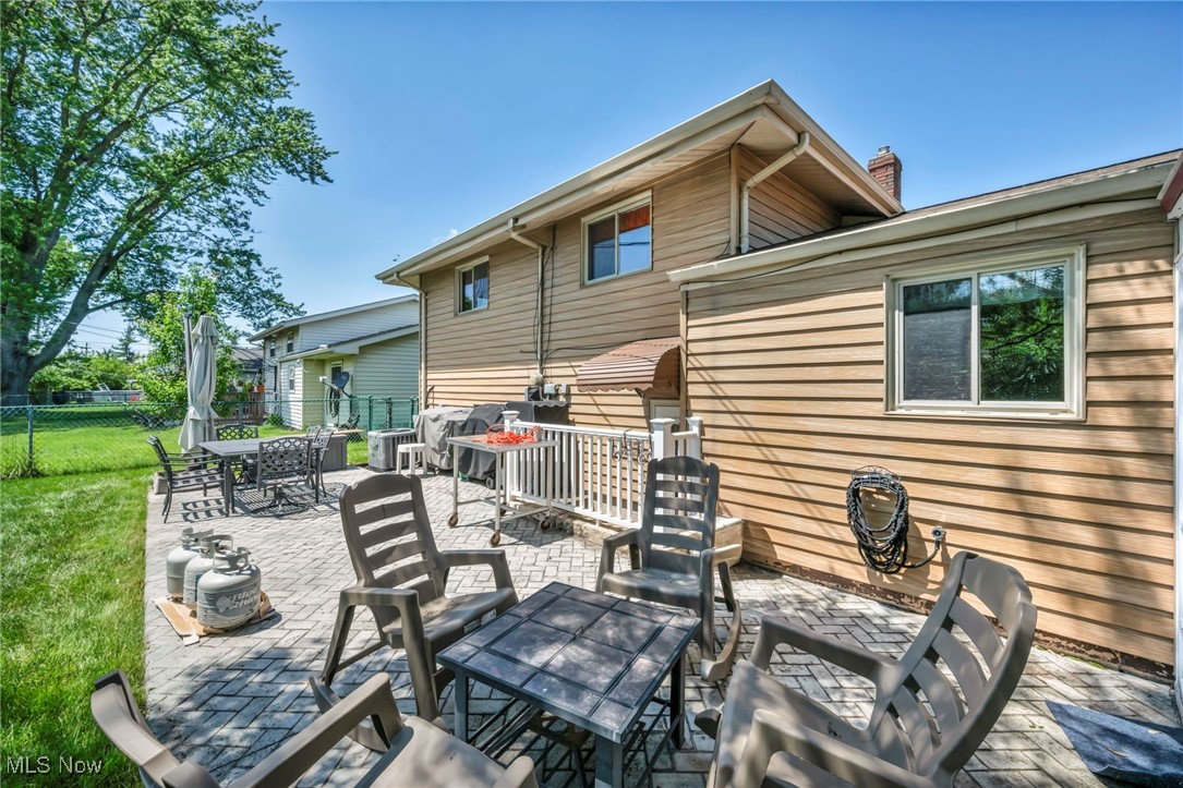 25017 Randall Drive, North Olmsted, Ohio image 35