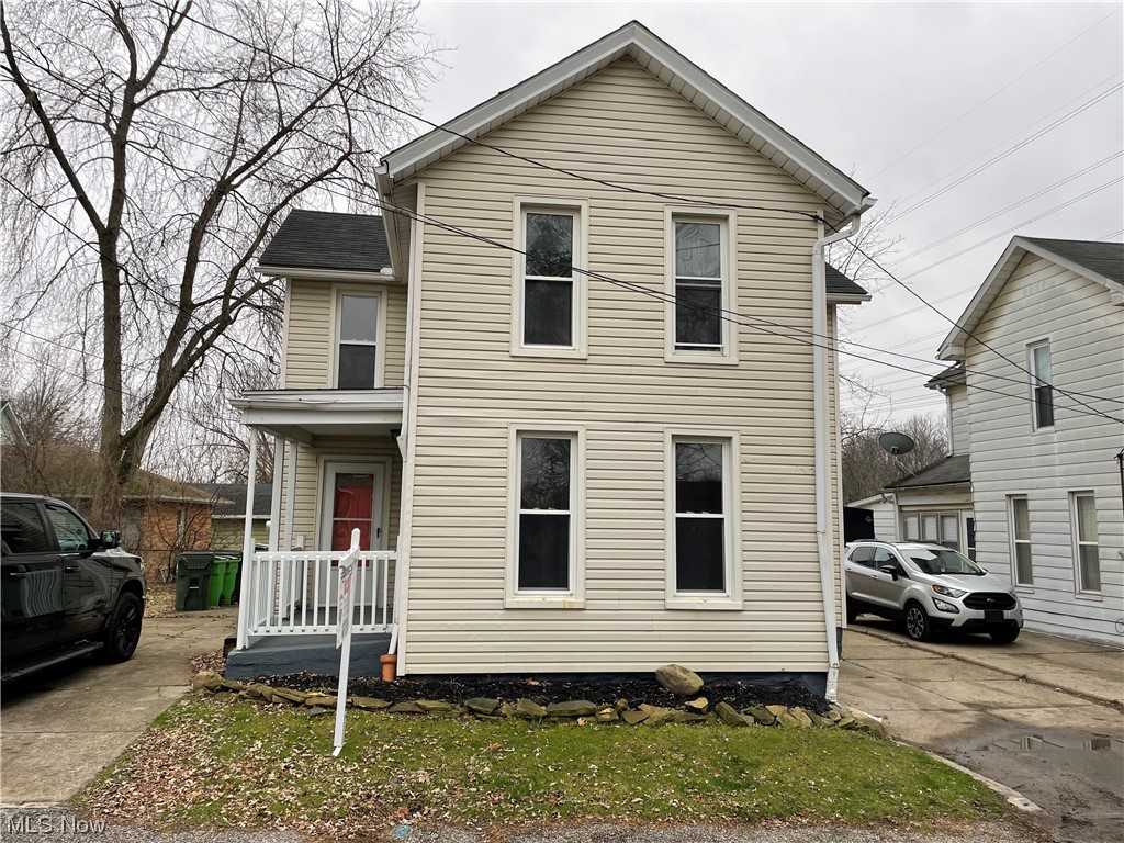 Clean, affordable housing! Fully updated, second floor, 1 bed 1 bath unit. Stove included Don’t miss this! contact the listing agent to schedule your showing. PLEASE READ; RENTAL REQUIREMENTS -Credit score of 600+. 500 - 600 is considered conditional.Less than 3 items in collections, excluding student loan and medical. Monthly income of 2.5 times the amount of the monthly rent.Thorough Eviction Check. $50 Non Refundable App Fee for all Adults who will be occupying the property.Applications can only be completed online.Typical Security Deposit equivalent to one months rent, pending results of background checks. Tenants must have the electric and gas transferred into their name and obtain renters insurance prior to receiving keys to the property.
This property accepts housing vouchers.