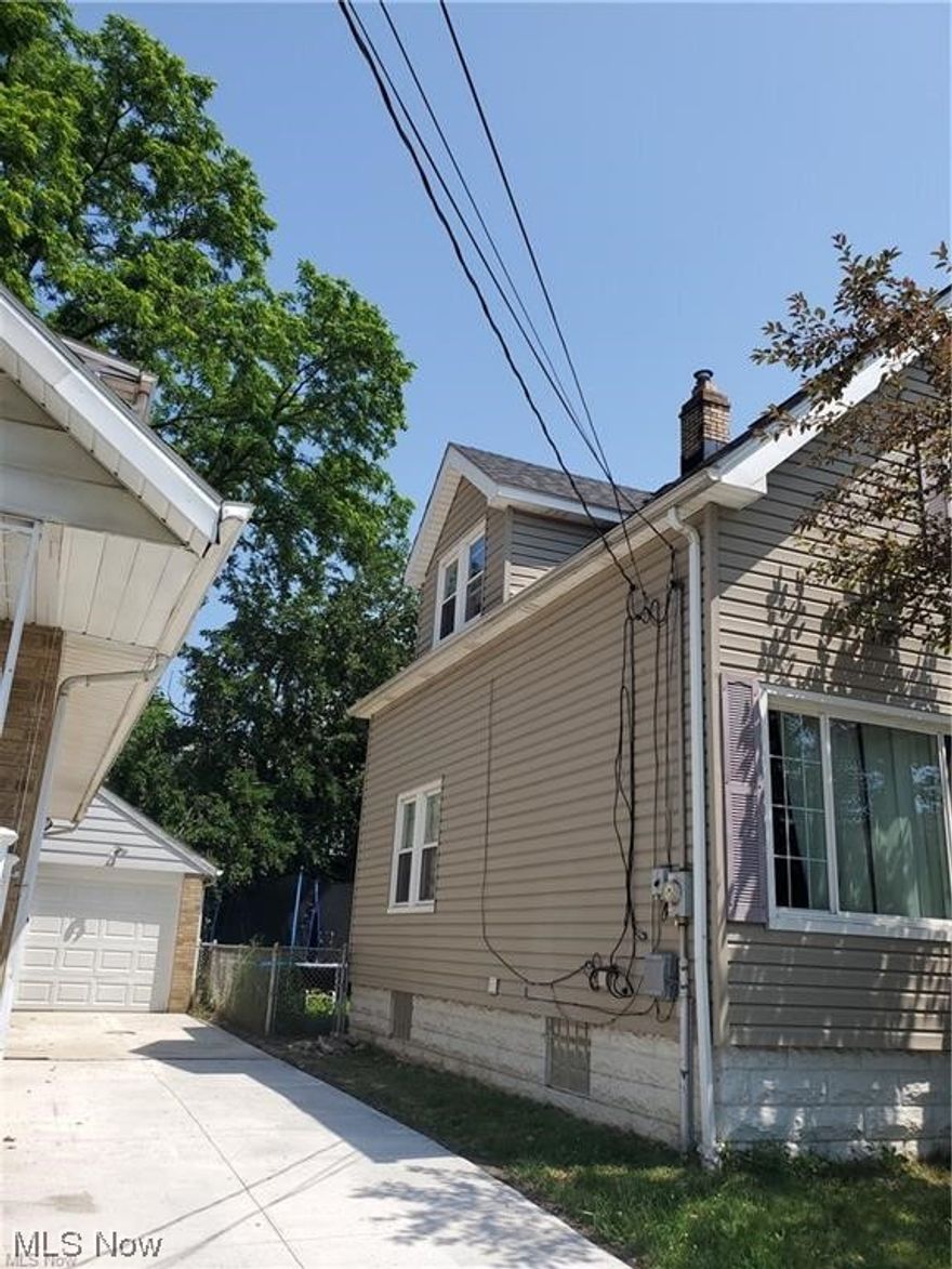 PROPERTY IS BEING SOLD AS IS.    SELLER IS MOTIVATED.     PLEASE DO NOT DISTURB THE TENANT.   Great investment Property located near Steel yard Common .  Currently Tenant occupied on a month to month lease and is paying $950 plus utilities. 
PROPERTY BEING SOLD AS IS.  ALL WEEKEND AND MONDAY SHOWINGS MUST BE APPROVED BY FRIDAYS AT 1PM.